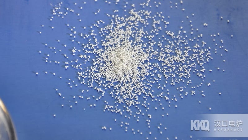 ?；⒅槌善?/>
        <h2>結(jié)構(gòu)簡介</h2>
        <p>玻化微珠生產(chǎn)線由多個(gè)系統(tǒng)組成，包括進(jìn)料機(jī)構(gòu)、?；⒅轭A(yù)熱爐、全自動下料提升機(jī)構(gòu)、下料布料系統(tǒng)、?；⒅榕蛎涬姞t、易拆卸出料斗、大功率風(fēng)機(jī)和速冷快速送料管道等全套生產(chǎn)線。玻化微珠電爐主體保溫隔熱性能強(qiáng)，高效節(jié)電，環(huán)保無污染，常年24小時(shí)連續(xù)生產(chǎn)無故障。</p>
		<img src=